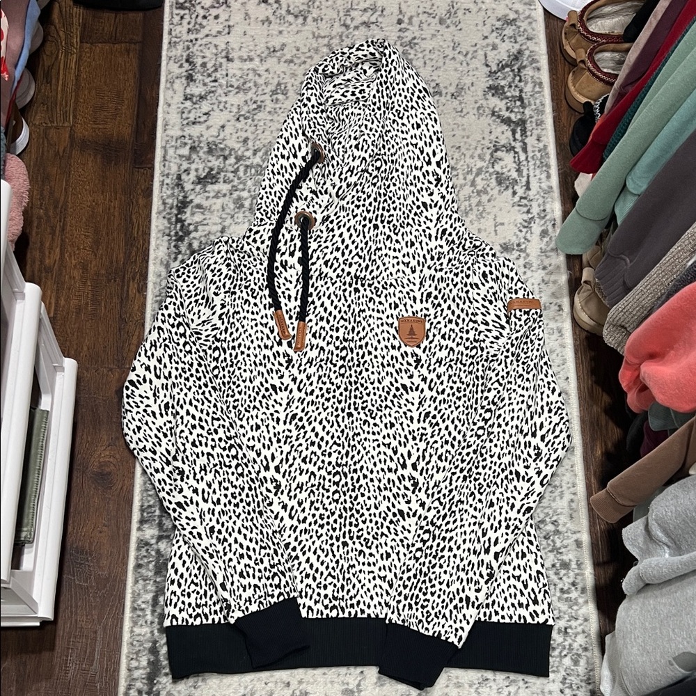 Wanakome Black and White Animal Print Hoodie